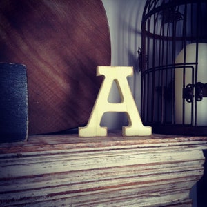 Letra de madera pintada - A - Rockwell Font - Varios acabados y colores, de pie, 10cm - 30cm