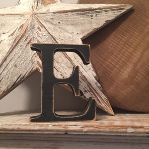 Lettres « E » en bois peint - 30 cm x 18 mm - police de caractères géorgienne - différentes finitions, lettres décoratives debout