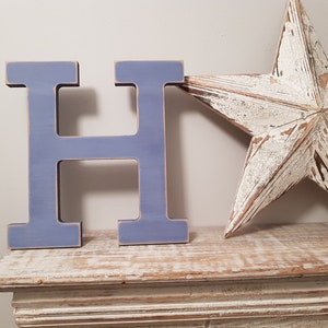 Letra de madera H – Letra de nombre personalizada – Ideas de decoración para guardería – Decoración de habitación rústica – Estilo Rockwell H – Letrero decorativo de madera - 15 cm