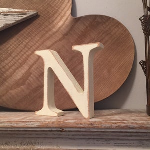 Letra de madera N – Letra de nombre personalizada – Ideas de decoración para guardería – Decoración de habitación rústica – Estilo georgiano – Decorativa - 20 cm