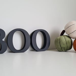 BOO - Letras de madera, juego de 3, pintadas a mano, accesorios para fotografías, 10 cm, independientes, Halloween, otoño, letras pintadas de otoño
