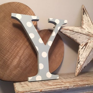 Letra de madera Y – Letra de nombre personalizada – Ideas de decoración para guardería – Decoración de habitación rústica – Estilo georgiano – Decorativa - 20 cm