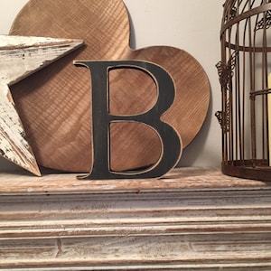 Letra B de madera pintada - Georgia Font - Varios acabados y colores, de pie, 10cm