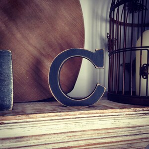 Lettera C in legno – Lettera con nome personalizzata – Idee per la decorazione della cameretta – Decorazione rustica per la stanza – Stile Rockwell – Cartello decorativo in legno - 15 cm