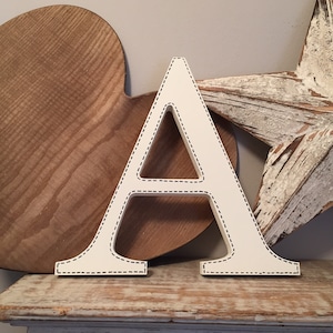 Letra 'A' de madera - 15 cm - Letra georgiana - varios acabados, de pie