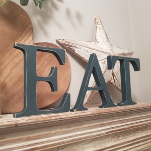 Lote de 3 - Letras de madera pintadas, EAT - Times Font - varios acabados, de pie - Lote de 3 - 10 cm