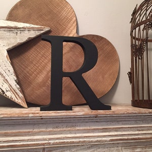 Letra de madeira R – Letra com nome personalizado – Idéias para decoração de berçário – Decoração rústica de quarto – Estilo georgiano – Placa decorativa de madeira - 30cm