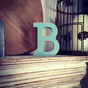 Letra 'B' de madera - 10cm - Rockwell Font - varios acabados, de pie