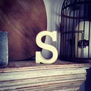Letra de madera S – Letra de nombre personalizada – Ideas de decoración para guardería – Decoración de habitación rústica – Estilo Rockwell – Letrero decorativo de madera - 15 cm