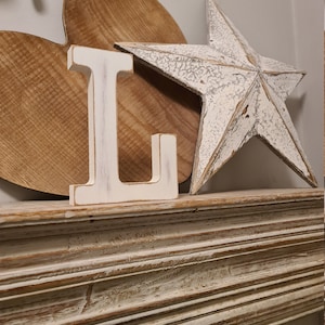 Letra L de madera pintada a mano - Independiente - Rockwell Font - Varios tamaños, acabados y colores - 15cm
