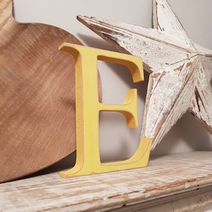 Letra E de madera pintada - Georgia Font - Varios acabados y colores, de pie, 20cm