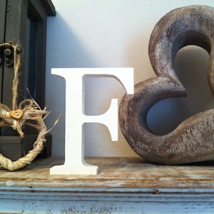 Lettres « F » en bois peint - 25 cm x 18 mm - police de caractères géorgienne - différentes finitions, lettres décoratives debout