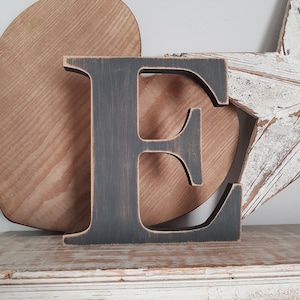 Letra de madera E – Letra con nombre personalizado – Ideas de decoración para guardería – Decoración de habitación rústica – E georgiana en negrita – Letrero decorativo de madera - 30 cm