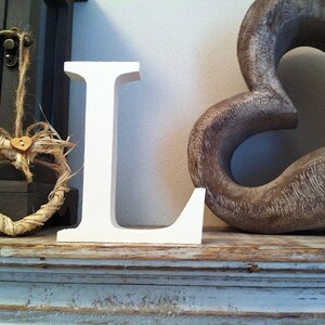 Letra de madera L – Letra de nombre personalizada – Ideas de decoración para guardería – Decoración de habitación rústica – Estilo georgiano – Decorativa - 20 cm