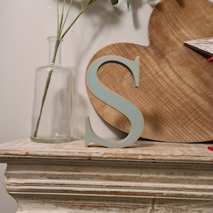 Letra de madera S - 10cm - Fuente Georgiana - varios acabados, de pie