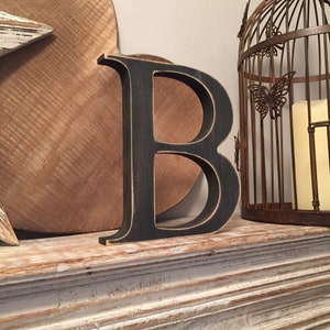 Letra de madera 'B' - 20cm x 18mm - Fuente georgiana - varios acabados, de pie