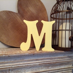 Letra de madera pintada - M - Fuente victoriana - Varios acabados y colores, de pie, 10cm - 30cm