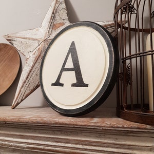 Letra A redonda de 30 cm, monograma, inicial, arte de parede, decoração de casa, letras rústicas, todas as letras disponíveis, e comercial inc, estilo máquina de escrever