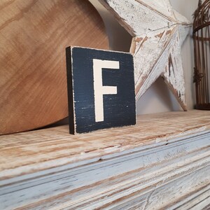 placa de madeira, estilo vintage, blocos de letras personalizados, iniciais, letras de madeira, monogramas, letra F, quadrado de 10 cm, pintado à mão