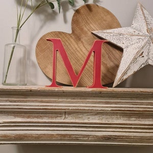 Letra de madera M - 10cm - Letra georgiana - varios acabados, de pie