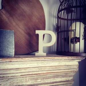 Letra de madera P – Letra de nombre personalizada – Ideas de decoración para guardería – Decoración de habitación rústica – Estilo Rockwell P – Letrero decorativo de madera - 15 cm