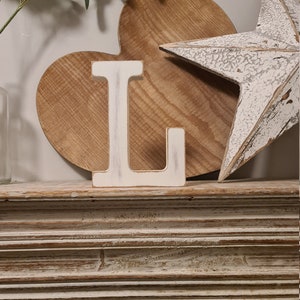 Letra L de madera pintada a mano - Independiente - Rockwell Font - Varios tamaños, acabados y colores - 25cm