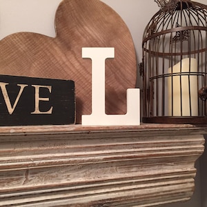 Letra de madera pintada - L - Rockwell Font - Varios acabados y colores, de pie, 15cm
