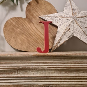 Letra de madera 'J' - 15 cm x 18 mm - Fuente georgiana - varios acabados, de pie
