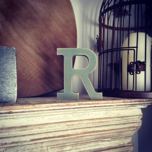 Letra de madera pintada - R - Rockwell Font - Varios acabados y colores, de pie, 10cm - 30cm