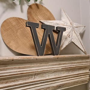 Letra de madera W - 20cm - Rockwell Font - varios acabados, de pie