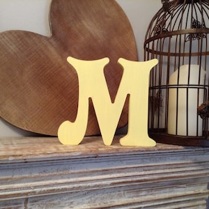 Letra de madeira, letra pintada - 'M' - 20cm - fonte vitoriana - vários acabamentos, em pé, letra decorativa, decoração divertida para casa