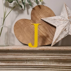 Letra de madera J - 10cm - Letra georgiana - varios acabados, de pie