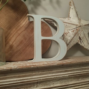 Letra de madera 'B' - 25cm x 18mm - Fuente georgiana - varios acabados, de pie