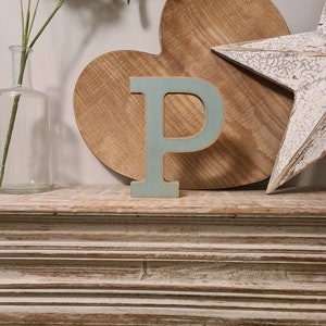 Letra P de madera - 20cm - Rockwell Font - varios acabados, de pie