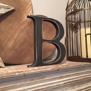 Letra B de madera pintada - Georgia Font - Varios acabados y colores, de pie, 20cm