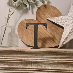 Letra de madera 'T' - 15cm x 18mm - Fuente georgiana - varios acabados, de pie