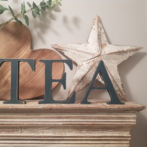 Lote de 3 - Letras de madera pintadas, TEA - Times Font - varios acabados, de pie - Lote de 3 - 15cm