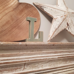 Letra de madera pintada - L - Rockwell Font - Varios acabados y colores, de pie, 10cm