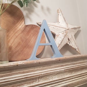 Letra de madera 'A' - 10cm x 18mm - Fuente georgiana - varios acabados, de pie