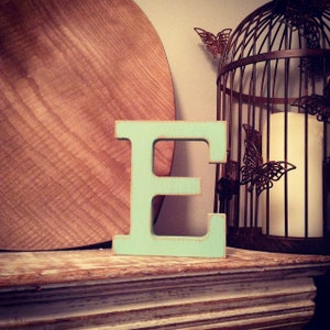 Letra de madera pintada - E - Rockwell Font - Varios acabados y colores, de pie, 10cm - 30cm