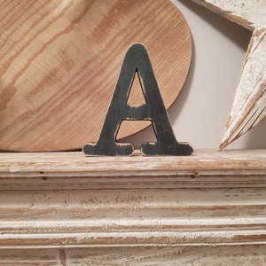 Letra de madera A – Letra de nombre personalizada – Ideas de decoración de guardería – Decoración de habitación rústica – Estilo de máquina de escribir A – Letrero decorativo de madera