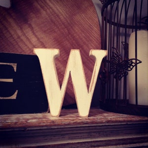 Letra de madera 'W' - 15cm - Fuente georgiana - varios acabados, de pie
