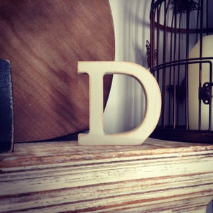 Letra de madera pintada - D - Rockwell Font - Varios acabados y colores, de pie, 10cm - 30cm