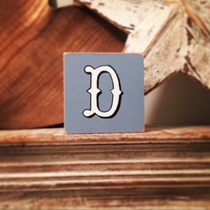 bloques de letras personalizados, iniciales, letras de madera, monogramas, letra D, 10cm cuadrados, pintados a mano