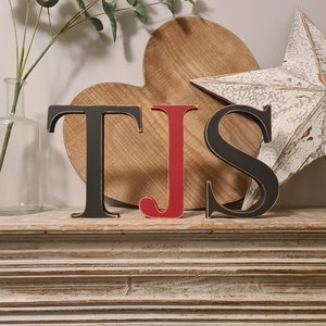 Juego de 4 - Letras de madera pintadas - Times Font - varios acabados, de pie - Juego de 4 - 10cm