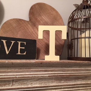 Letra de madera 'T'- 20cm- Rockwell Font - varios acabados, de pie