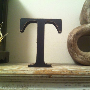 Letra de madera pintada - T - Ampersand - Fuente georgiana - Varios acabados y colores, de pie, 10cm - 30cm