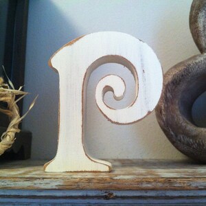 Letra 'P' de madera - 30cm - Fuente victoriana - varios acabados, de pie