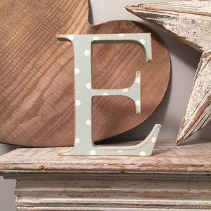 Letra de madera E – Letra de nombre personalizada – Ideas de decoración para guardería – Decoración de habitación rústica – Estilo georgiano – Decorativa - 20 cm