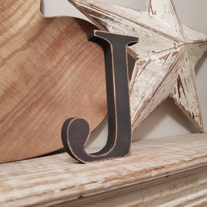 Letra de madera pintada - J - Fuente georgiana - Varios acabados y colores, de pie, 10cm - 30cm